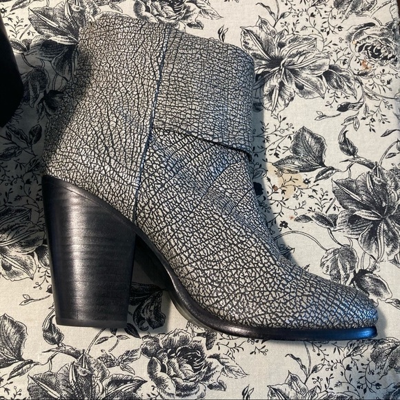 𝅺RAG & BONE Sz 37.5 Newbury Metallic Gunmetal  Crinkled Leather Booties - Picture 3 of 10